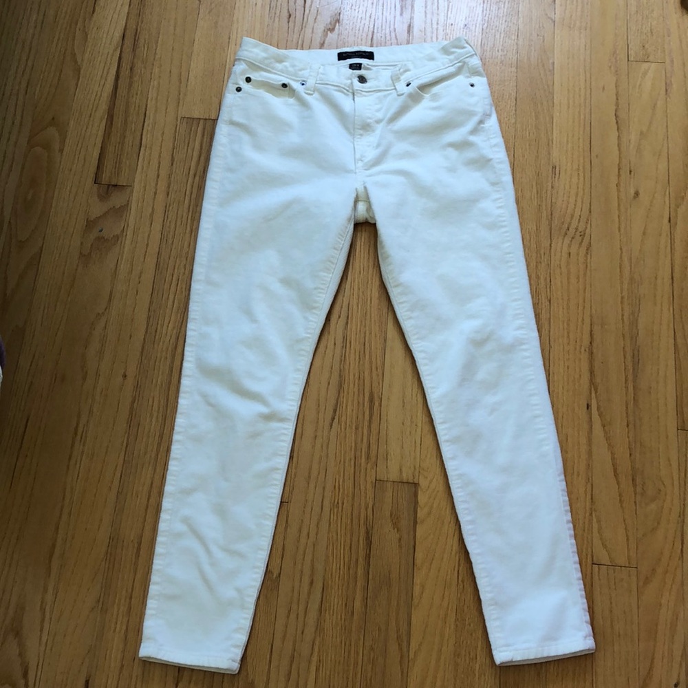 Banana Republic size 8/29 women’s white pants. Excellent condition.High quality